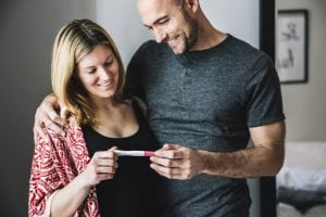 vrouw met partner zwangerschapstest