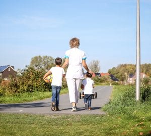 Kraamverzorgende met twee broertjes buiten wandelen