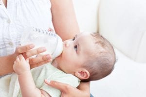 Baby drinkt uit fles: Mag je flesvoeding opnieuw opwarmen?
